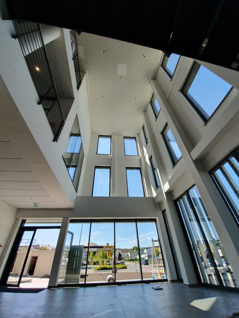 Interior renovat profesional cu finisaje premium, incluzând gletuire, zugrăveli, montaj rigips și parchet. Lucrare realizată de Raais Fresh Construct S.R.L. în Arad, garantând durabilitate și estetică deosebită.”