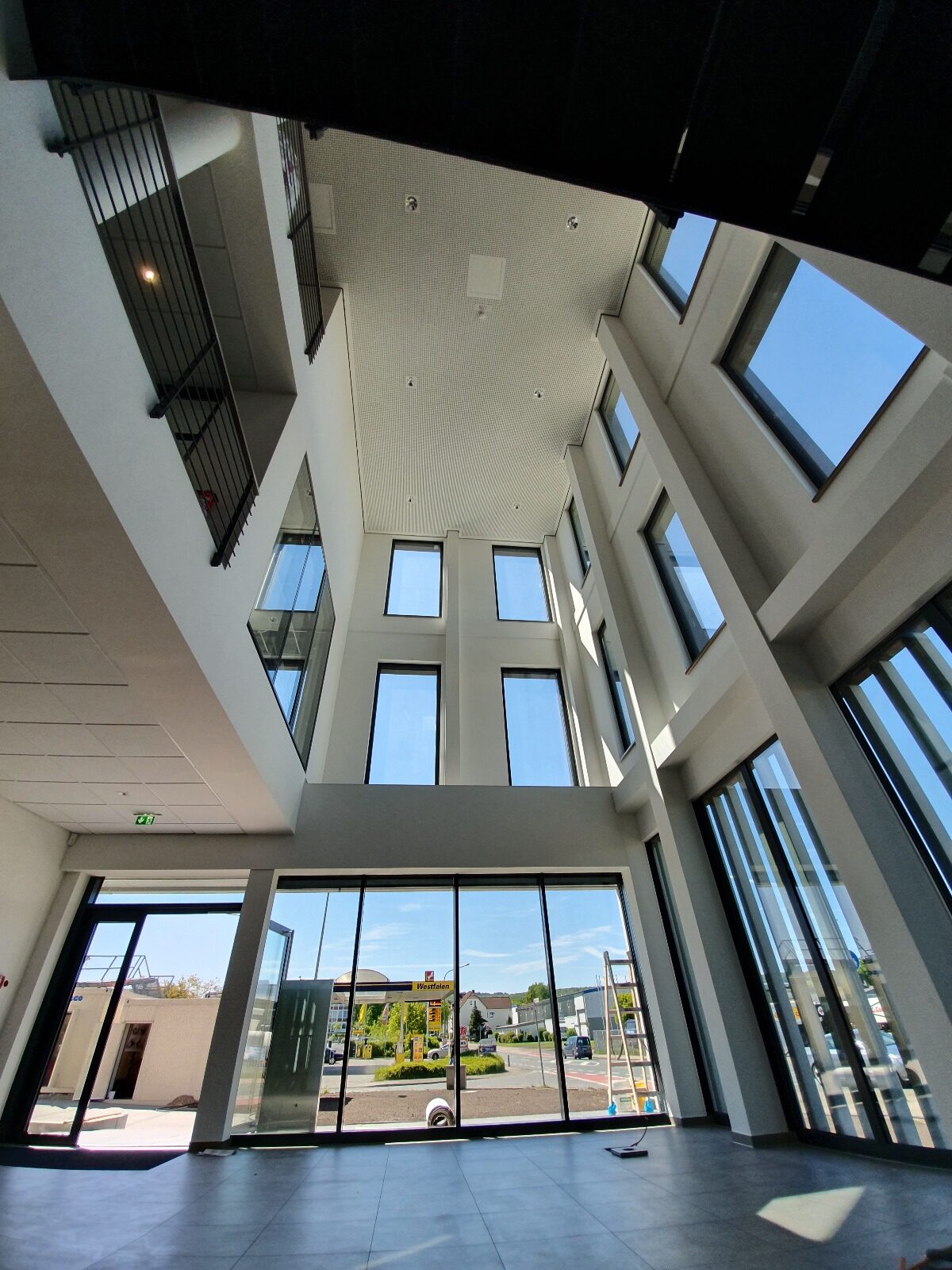 Interior renovat profesional cu finisaje premium, incluzând gletuire, zugrăveli, montaj rigips și parchet. Lucrare realizată de Raais Fresh Construct S.R.L. în Arad, garantând durabilitate și estetică deosebită.”