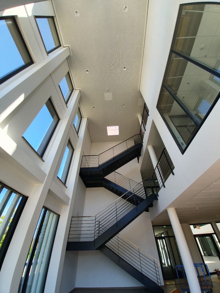 Interior renovat profesional cu finisaje premium, inclusiv zugrăveli, gletuire, tencuieli decorative, montaj parchet și rigips. Lucrare realizată de Raais Fresh Construct S.R.L. în Arad, garantând calitate și durabilitate.”