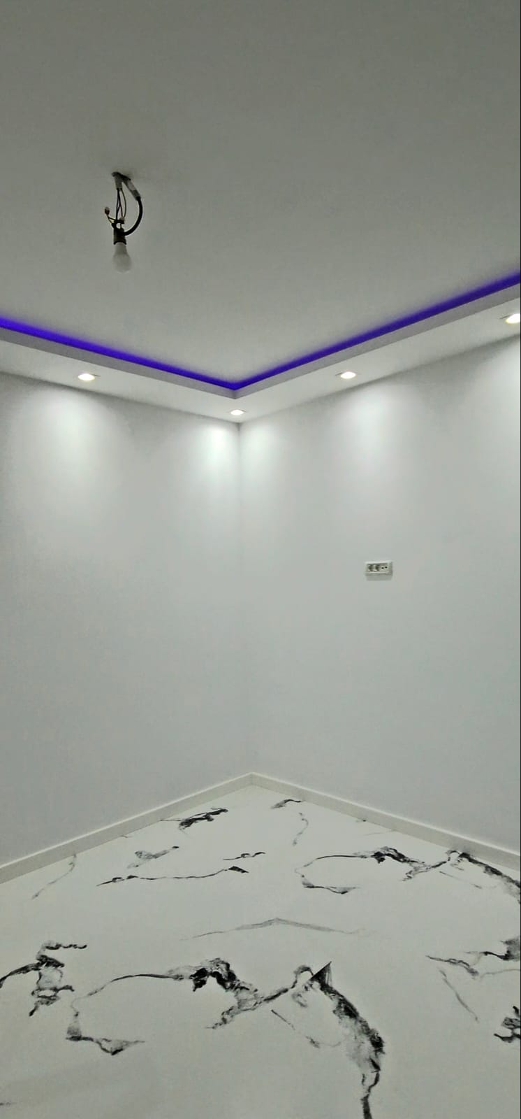 Finisaje interioare realizate de Raais Fresh Construct S.R.L. la o locuință privată, incluzând tencuială manuală, tavan fals din rigips, scafe cu LED, glet, tinci, montaj gresie și faianță, precum și zugrăveli profesionale. Lucrare de calitate, durabilă și estetică, finalizată în Arad.